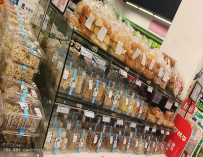 南昌青云譜區部分超市食品安全問題突出 熟食裸賣、散裝食品標識不全、乳制品管理存隱患